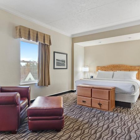 Cherry Tree Inn & Suites Traverse City Exteriör bild