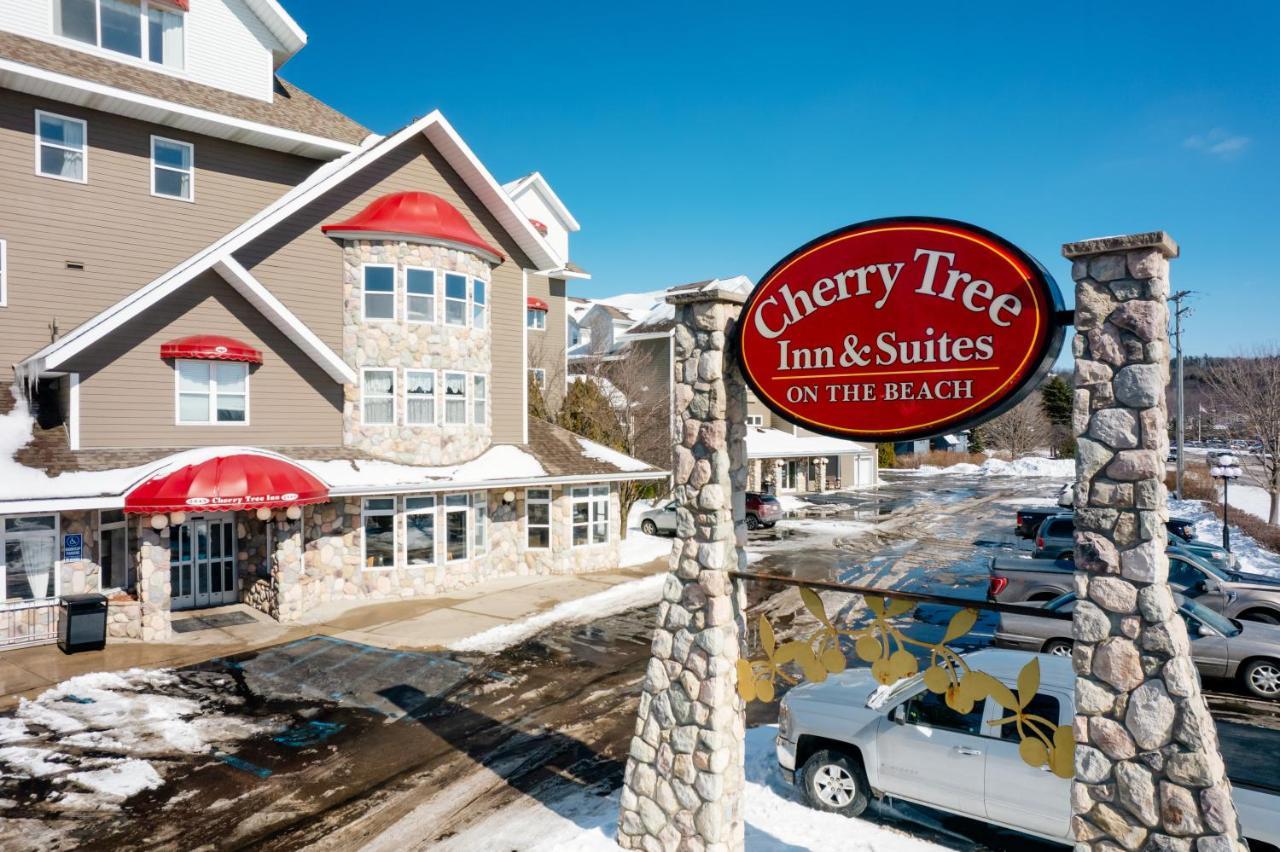 Cherry Tree Inn & Suites Traverse City Exteriör bild