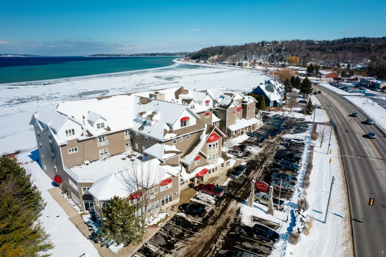 Cherry Tree Inn & Suites Traverse City Exteriör bild