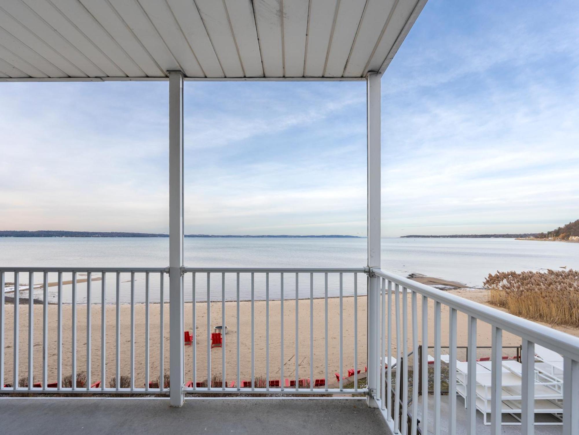 Cherry Tree Inn & Suites Traverse City Exteriör bild