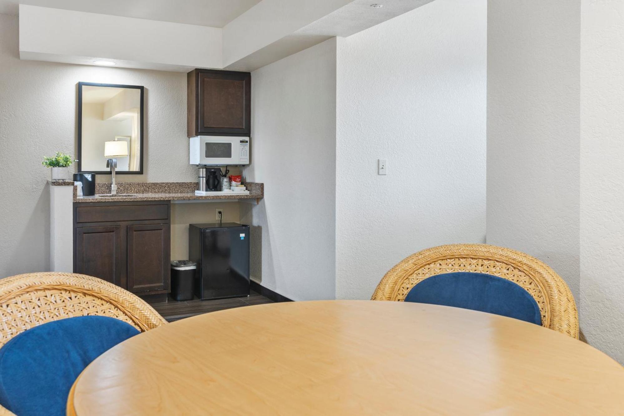 Cherry Tree Inn & Suites Traverse City Exteriör bild