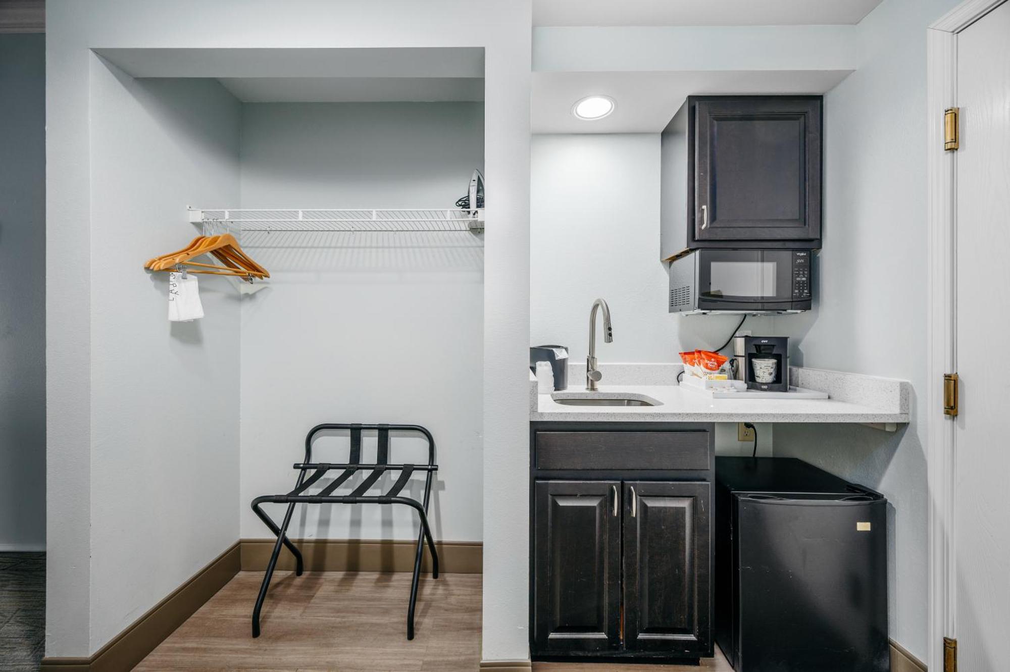 Cherry Tree Inn & Suites Traverse City Exteriör bild