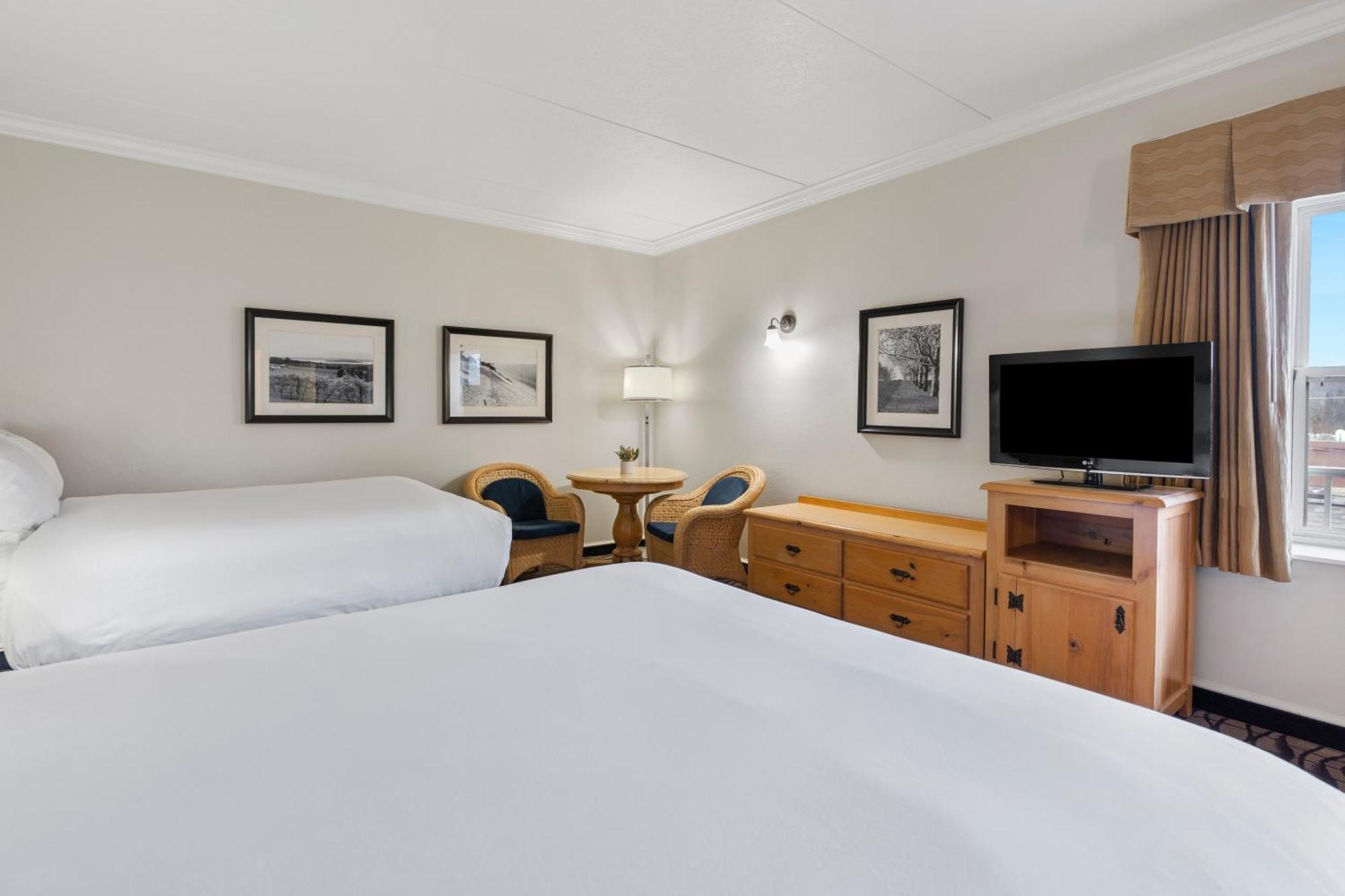 Cherry Tree Inn & Suites Traverse City Exteriör bild