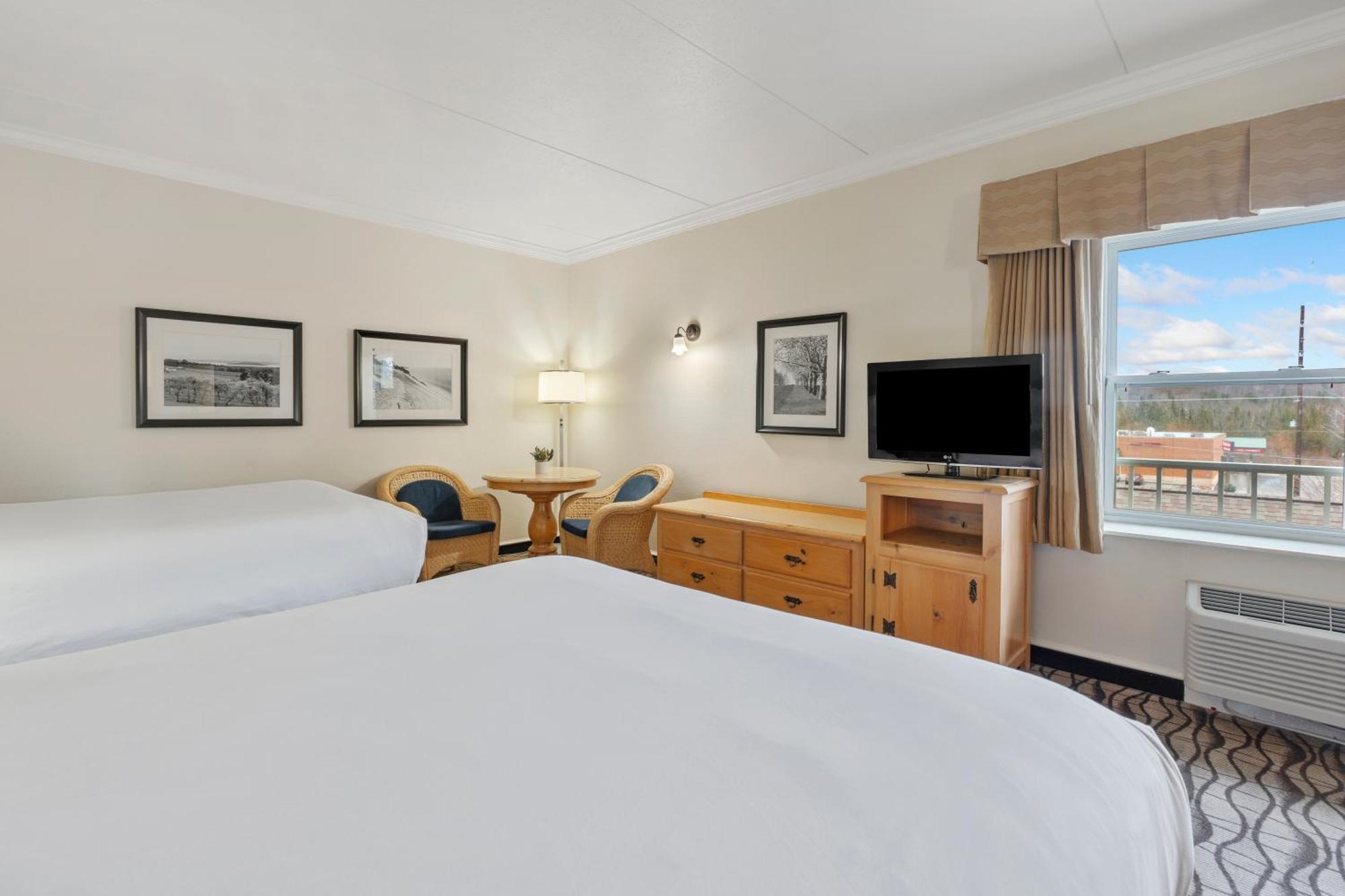 Cherry Tree Inn & Suites Traverse City Exteriör bild
