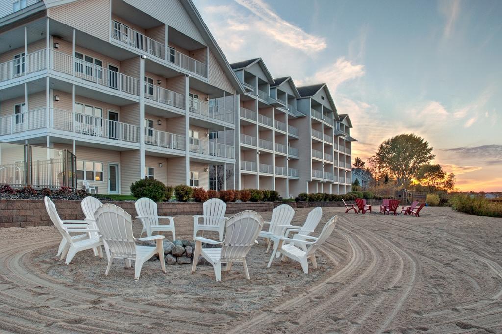 Cherry Tree Inn & Suites Traverse City Exteriör bild