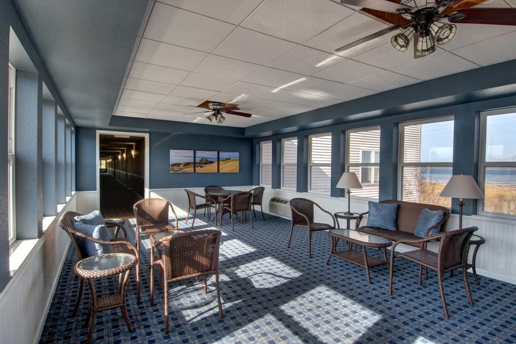 Cherry Tree Inn & Suites Traverse City Exteriör bild