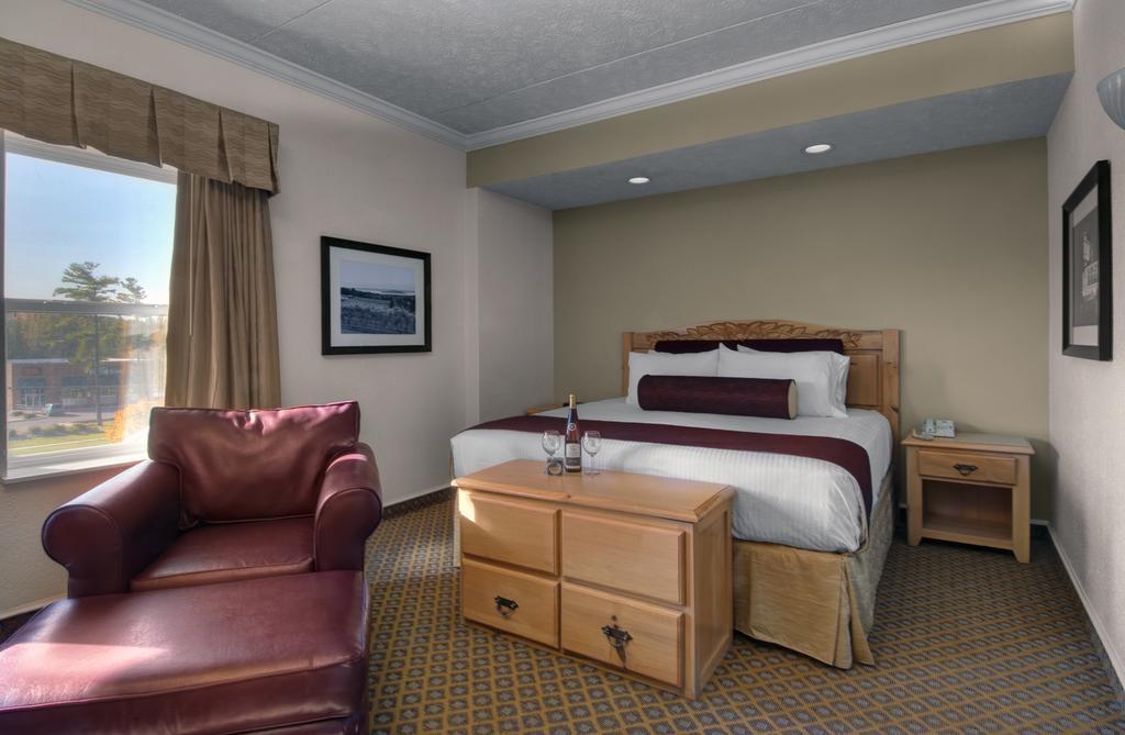 Cherry Tree Inn & Suites Traverse City Exteriör bild