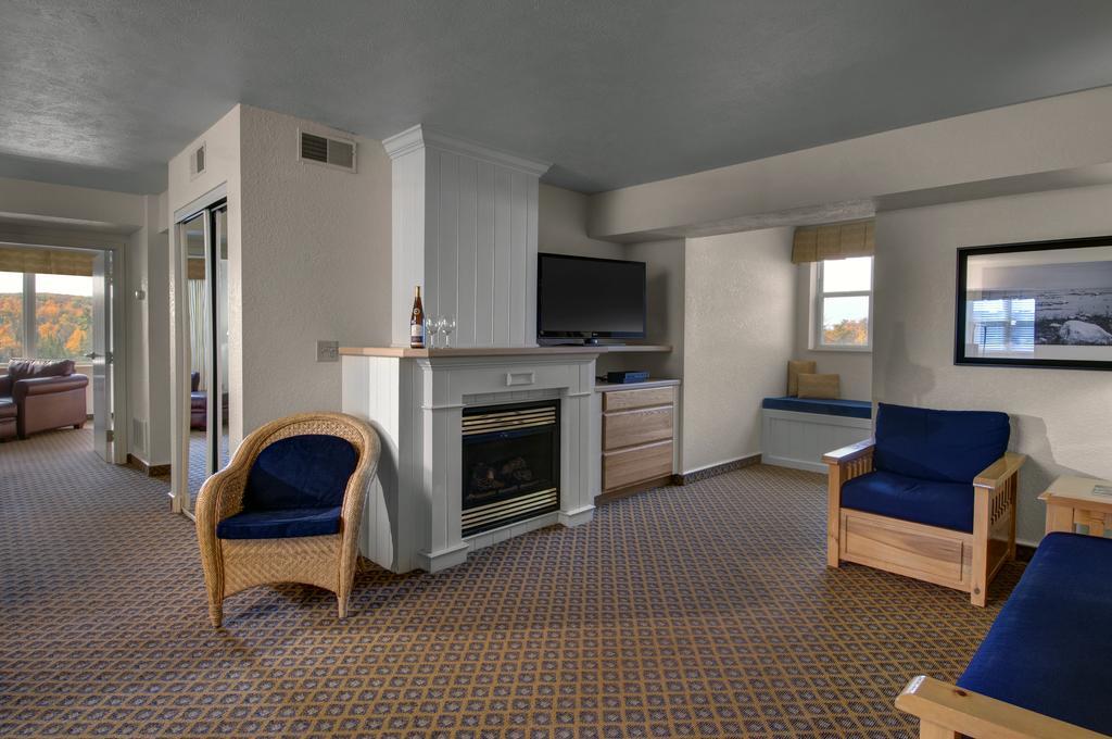 Cherry Tree Inn & Suites Traverse City Exteriör bild