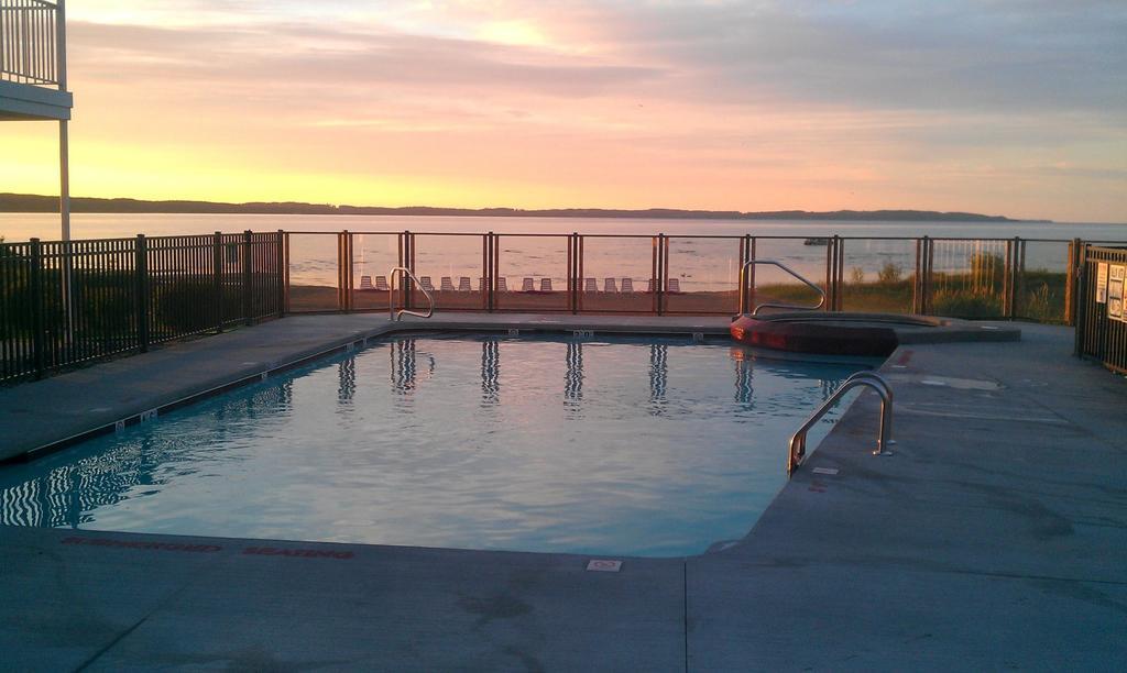 Cherry Tree Inn & Suites Traverse City Exteriör bild