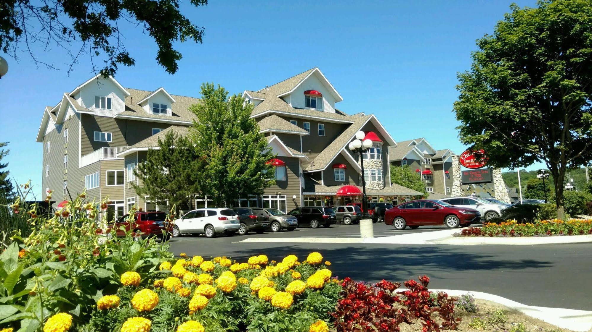 Cherry Tree Inn & Suites Traverse City Exteriör bild