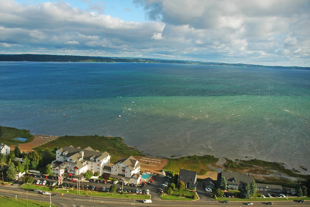 Cherry Tree Inn & Suites Traverse City Exteriör bild